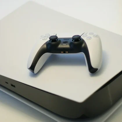 Consola PlayStation 5 blanca con su control DualSense sobre una superficie blanca